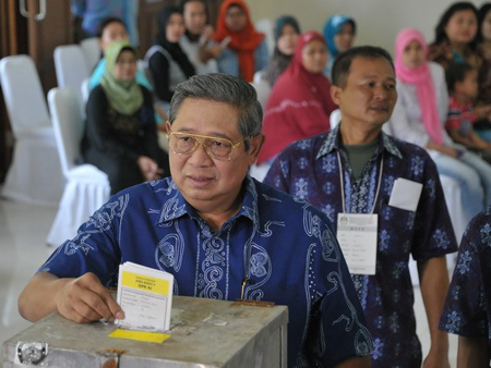 Tổng thống Indonesia Susilo Bambang Yudhoyono bỏ phiếu tại một địa điểm bầu cử ở Jakarta.